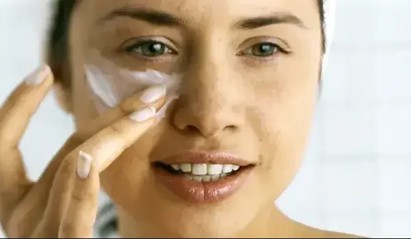 Benefits of Using Under Eye Serum & How It Helps in Reducing Dark Circles