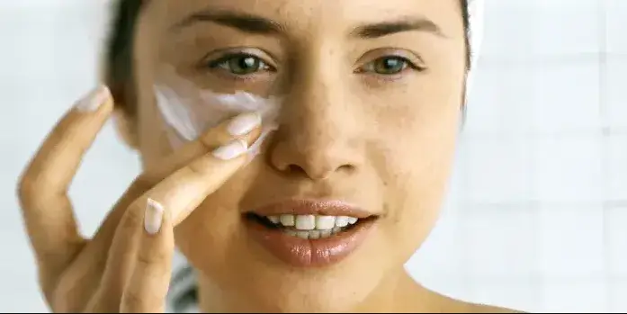 Benefits of Using Under Eye Serum & How It Helps in Reducing Dark Circles